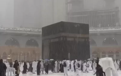 Tips tetap Aman Menjalankan Ibadah Umrah saat Hujan Lebat