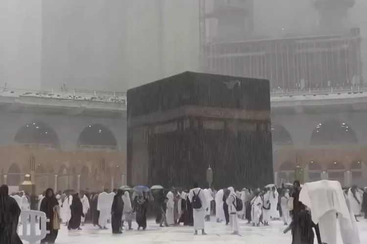 Tips tetap Aman Menjalankan Ibadah Umrah saat Hujan Lebat